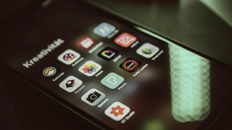Smartphone screen showing a grid of app icons